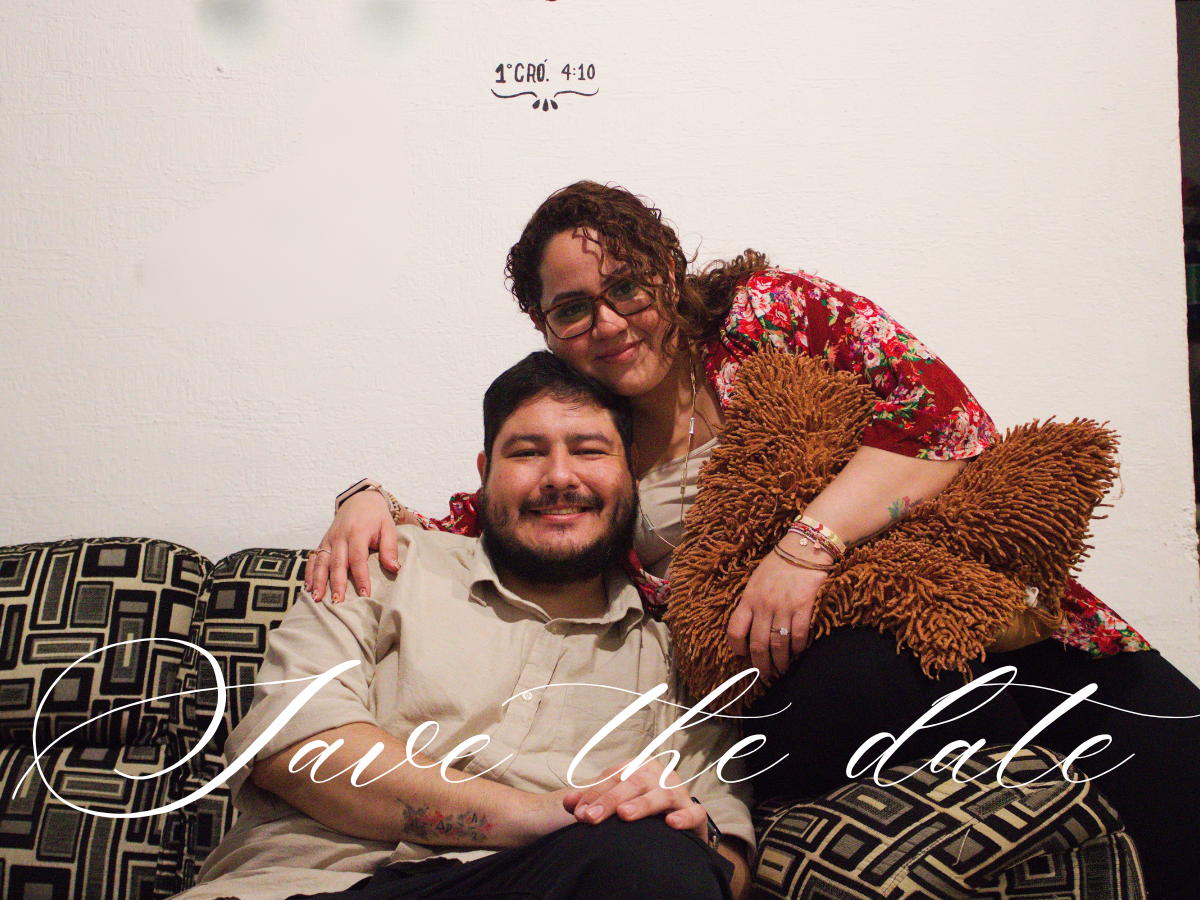 Los novios juntos en su fotograf?a de Save the date